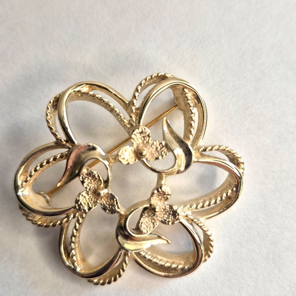 Retro pin, brooch.  Gold tone swirl. Vintage about 1974-75. - Picture 8 of 8